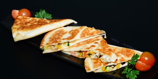 Что такое кесадилья - как приготовить лепешку и вкусную начинку дома по рецептам с фото Что такое кесадилья - как приготовить лепешку и вкусную начинку дома по рецептам с фото