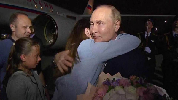 Владимир Путин встретил в&nbsp;аэропорту россиян, которые по&nbsp;обмену возвращены на&nbsp;Родину