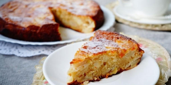 Шарлотка с яблоками в мультиварке - как правильно приготовить в домашних условиях по пошаговым рецептам с фото Шарлотка с яблоками в мультиварке - как правильно приготовить в домашних условиях по пошаговым рецептам с фото