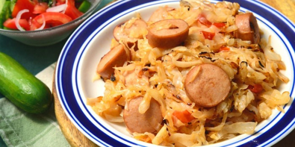 Тушеная капуста с сосисками - пошаговые рецепты приготовления на сковороде, в духовке или мультиварке